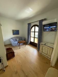 TV a/nebo společenská místnost v ubytování Great Greece Le Convivial Suites