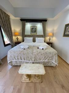 Postel nebo postele na pokoji v ubytování Great Greece Le Convivial Suites