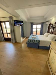 Postel nebo postele na pokoji v ubytování Great Greece Le Convivial Suites