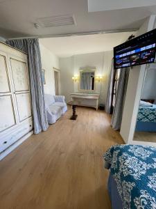 Postel nebo postele na pokoji v ubytování Great Greece Le Convivial Suites
