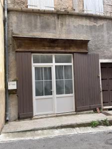 a building with a door and a window at Le nid Cévenol in Sumène