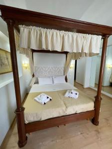Postel nebo postele na pokoji v ubytování Great Greece Le Convivial Suites