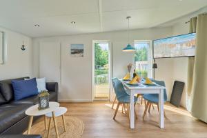 Et opholdsområde på Ostseecamp Ferienhaus Dünenglück