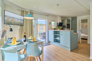 Køkken eller tekøkken på Ostseecamp Ferienhaus Dünenglück + 25 billeder