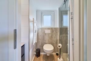 Et badeværelse på Ostseecamp Ferienhaus Dünenglück