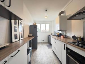 Η κουζίνα ή μικρή κουζίνα στο Le Morandeau - 2 Chambres, Parking, Wifi, Central