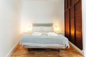 Posteľ alebo postele v izbe v ubytovaní Peral Suite Sevilla