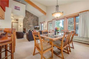 Un comedor y una sala de estar con mesa y sillas. en RMR: Rendezvous A5 Condo in Teton Village, en Teton Village