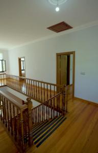 un corridoio con scala in legno in una casa di Peaceful Getaway Villa in Arsin ad Arsin