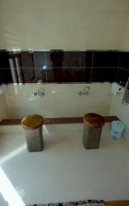 bagno con servizi igienici e 2 bidoni della spazzatura di Peaceful Getaway Villa in Arsin ad Arsin