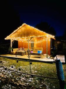 una casa con le luci sulla parte anteriore di Domek na Ranczo a Gniezno
