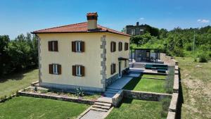 a large house with a yard with a yard at Villa Telma in Kostrčani - Haus für 8-10 Personen in Kostrčani