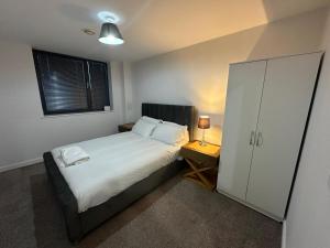 Ένα ή περισσότερα κρεβάτια σε δωμάτιο στο Modern 2 Bed Flat with parking Next to Basildon Station