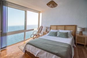 Un dormitorio con una cama y una ventana grande. en El Barco, en Almería