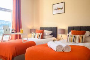 two beds sitting next to each other in a bedroom at Beechwood House by Tŷ SA - ICC & Celtic Manor in Newport