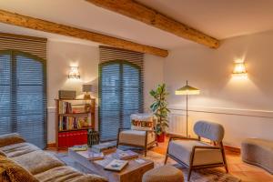 VilledieuにあるMaison d'Hôtes Les Sourcesのソファと椅子のあるリビングルーム
