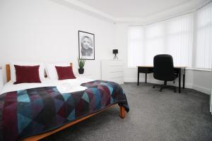 Ένα ή περισσότερα κρεβάτια σε δωμάτιο στο Royal Oak House by Tŷ SA - 5 bedroom house +13 φωτογραφίες