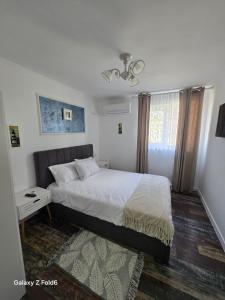 a bedroom with a large bed and a window at David & Matei Residence in Jurilovca