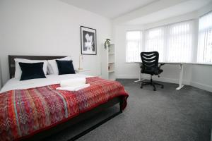 Ένα ή περισσότερα κρεβάτια σε δωμάτιο στο Royal Oak House by Tŷ SA - 5 bedroom house