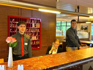 a group of people standing around a counter in a restaurant at Sport- und Tagungshotel De Poort in Goch +64 photos