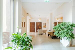 een gang met potplanten en een eetkamer bij Hotel Sleep Wrocław in Wrocław