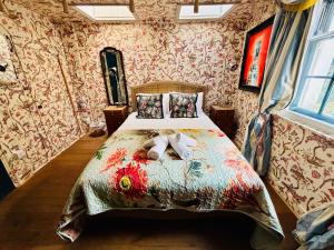 ブライトン＆ホーブにあるRegency Room at the Regency Houseのテディベアが2体乗ったベッドのある寝室