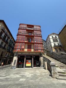 un edificio alto en una ciudad con edificios en Pensión Matilde, en Bilbao