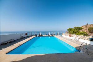 una piscina con el océano al fondo en El Barco, en Almería 32 fotos más