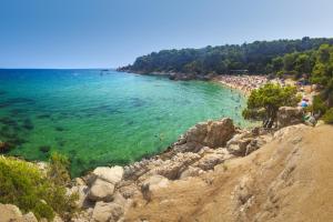 a beach with a crowd of people in the water at Resplandeciente Apto Cerca de la Playa en Isla Cristina by Batuecas in Isla Cristina