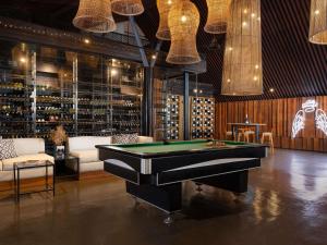 Grand Seminyak Lifestyle Boutique Bali Resort内的一张台球桌