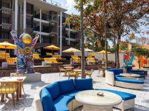 Grand Seminyak Lifestyle Boutique Bali Resort餐厅或其他用餐的地方