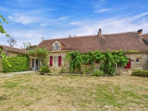 an old stone house with red doors and ivy at Dordogne - Belle maison pour 8 avec piscine in Saint-Rabier