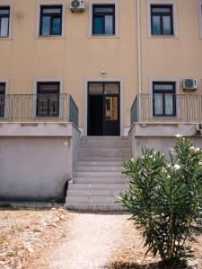 een gebouw met een trap naar een deur bij Modern and Luxury Nest Mostar in Mostar