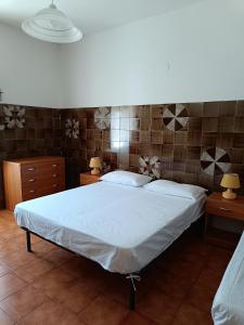 une chambre avec un grand lit et deux tables de nuit dans l'établissement Casa Nettuno, à Lido Conchiglia