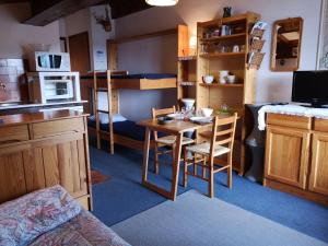 a small kitchen with a table and chairs in a room at Appartement studio à Notre-Dame-de-Bellecombe - 4 personnes NDB102-04G4 in Notre-Dame-de-Bellecombe +7 photos