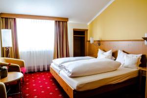 a hotel room with a large bed and a window at Hotel Weyh in Pressath