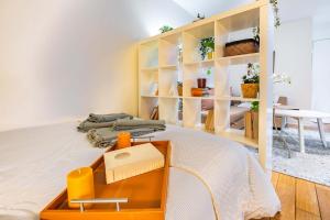 1 dormitorio con 1 cama con escritorio y estanterías en 4 Guest Flat Central in Montorgueil, en París