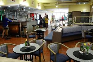 Reštaurácia alebo iné gastronomické zariadenie v ubytovaní INDOOR Camping Sportzentrum Zeltweg