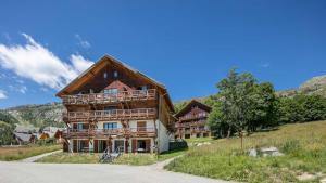 una grande casa di legno in cima a una collina di Les Marmottes-32- 10 pers a Saint-Sorlin-dʼArves