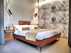 ヴェローナにあるRiverview Suiteのベッドルーム1室(ベッド1台付)が備わります。壁には絵画が飾られています。