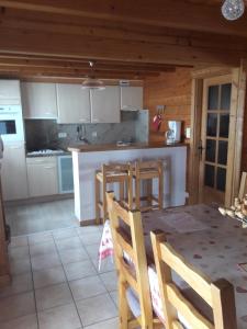a kitchen with a table and chairs in a room at Chalet pour 2 personnes à 700m du Centre Ville in Gérardmer