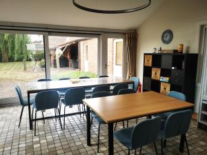 ein Esszimmer mit Tisch und Stühlen in der Unterkunft Cor-U in Dessel