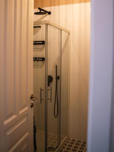 een glazen douche in een badkamer met een deur bij Modern and Luxury Nest Mostar in Mostar +13 foto's