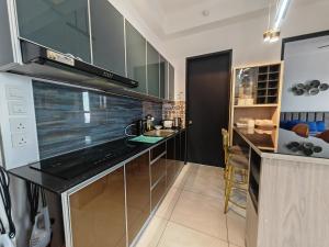Kuchyň nebo kuchyňský kout v ubytování Seaview Urban suites Georgetown @Penang