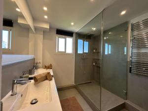 a bathroom with a shower and a sink at Tahití9H in El Campello