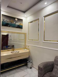 a bathroom with a sink and a mirror at شقق مباركية للشقق المخدومة in Rafha