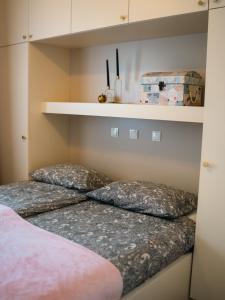 twee kussens op een bed in een kamer bij Modern and Luxury Nest Mostar in Mostar