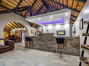 Televisyen dan/atau pusat hiburan di Royal Bakoena Hamiltonparks Country Lodge