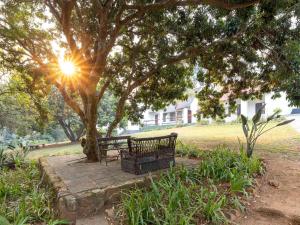 Taman di luar Royal Bakoena Hamiltonparks Country Lodge +3 gambar