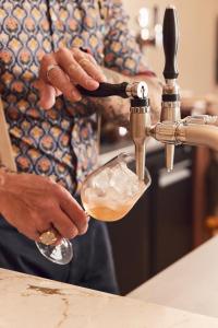 ラ・ロシェルにあるオテル アンリ IVの酒を注ぐ男